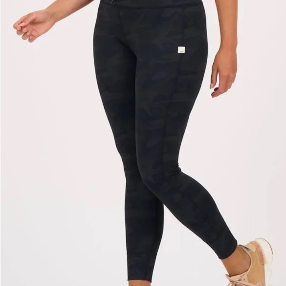 Vuori black camo leggings size small